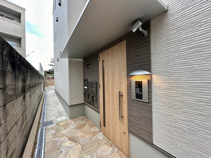 物件外観写真3　(エントランス部分)