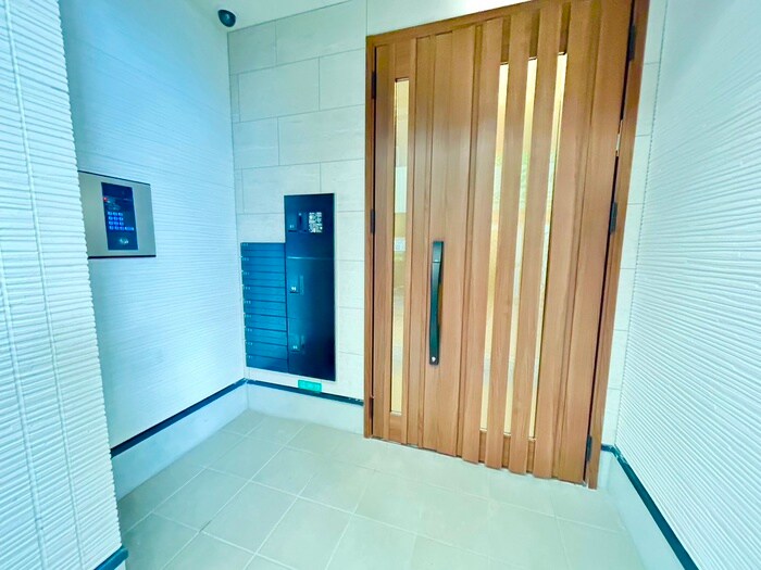 物件外観写真3　(エントランス部分)