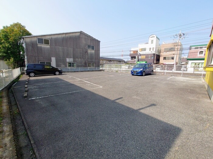 物件外観写真3　(駐車場)