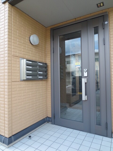 物件外観写真3　(エントランス部分)