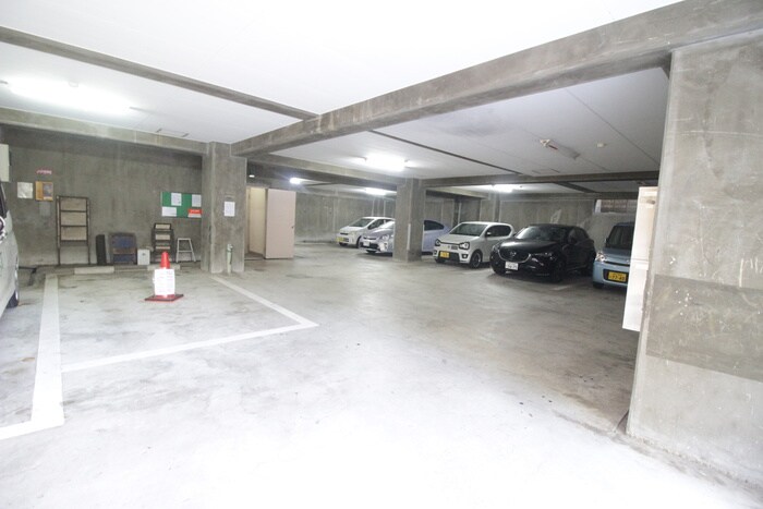 物件外観写真4　(駐車場)