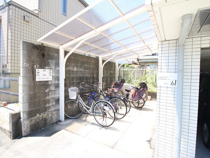 物件外観写真4　(駐輪場)