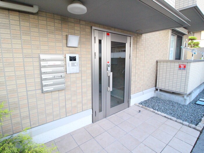 物件外観写真2　(エントランス部分)