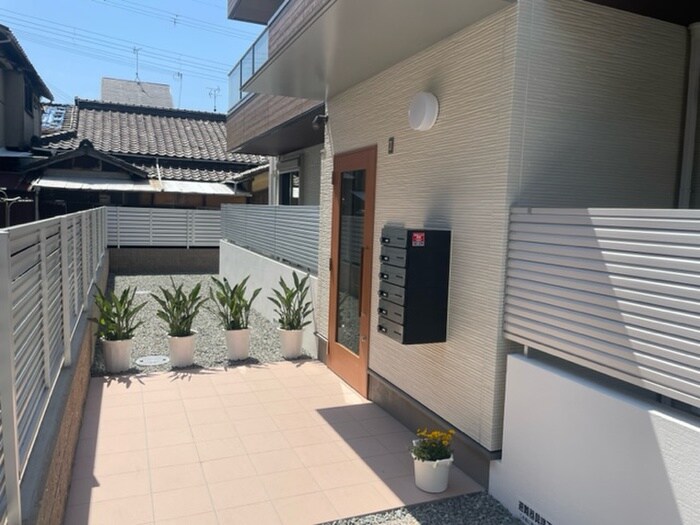 物件外観写真3　(エントランス部分)