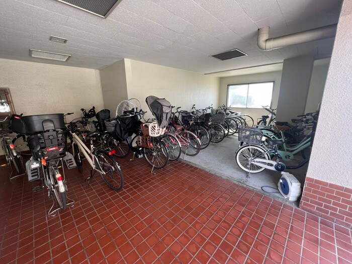 物件外観写真5　(駐輪場)