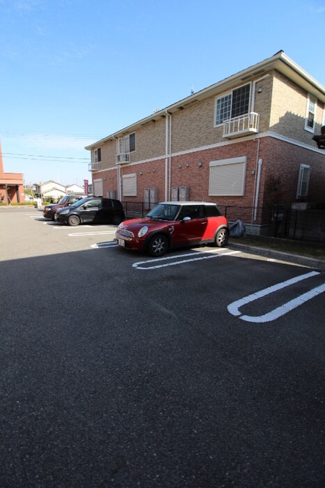 物件外観写真3　(駐車場)