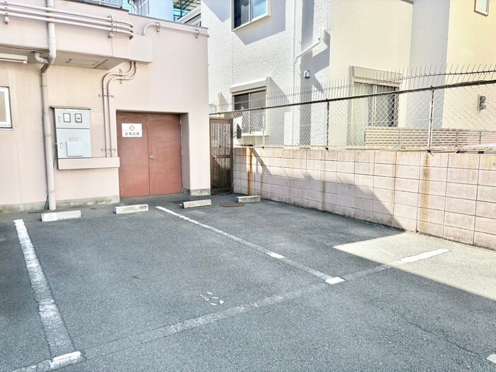 物件外観写真5　(駐車場)