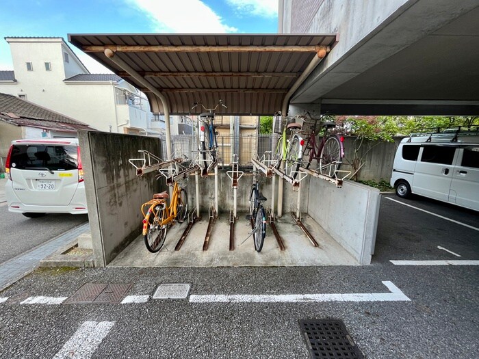物件外観写真4　(駐輪場)
