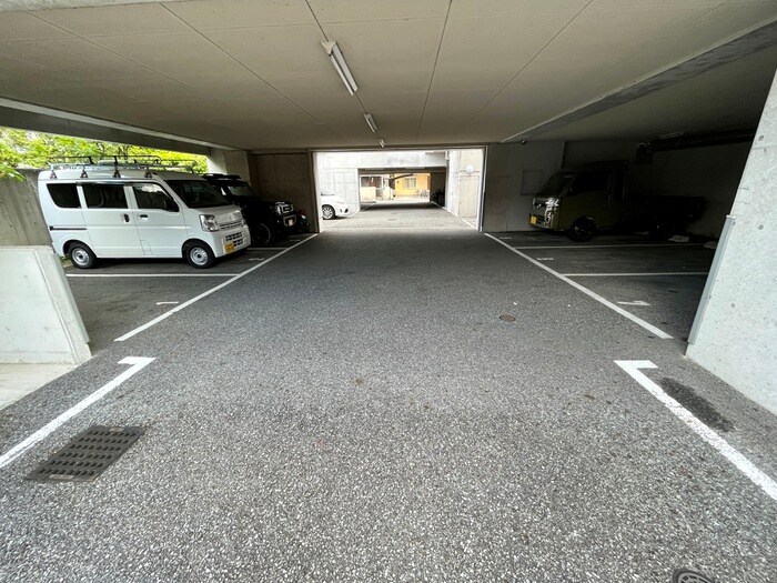 物件外観写真6　(駐車場)