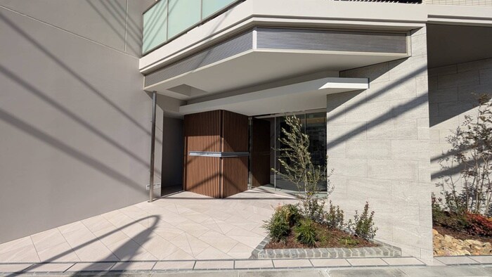 物件外観写真6　(エントランス部分)