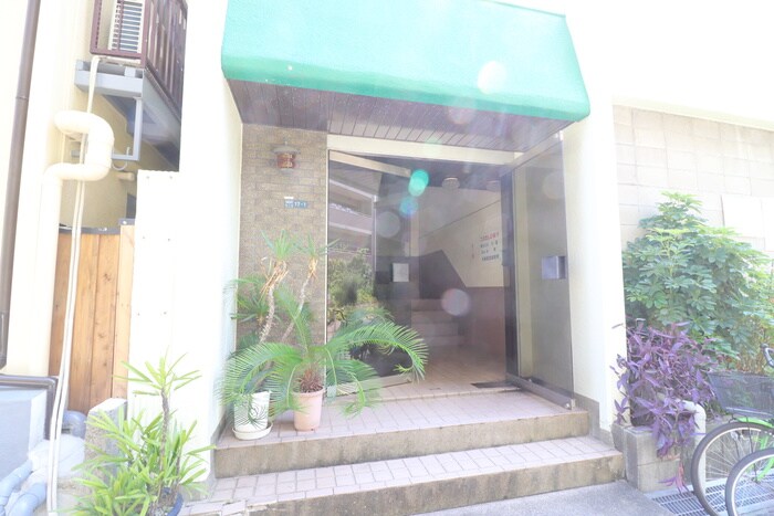 物件外観写真3　(エントランス部分)