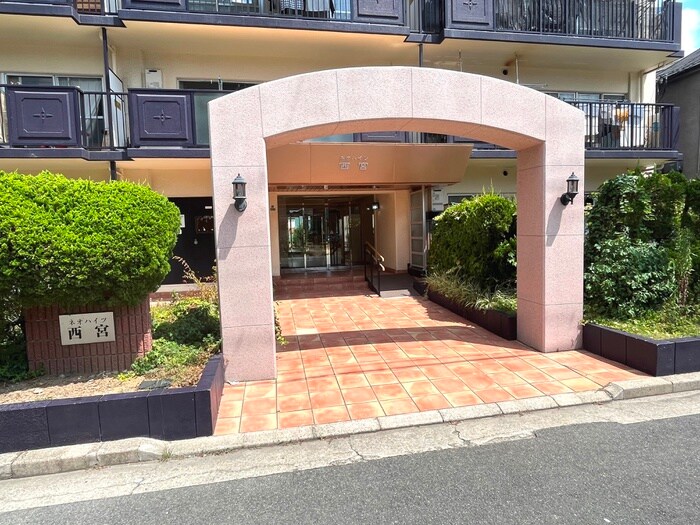 物件外観写真2　(エントランス部分)