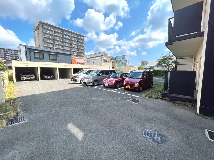物件外観写真5　(駐車場)