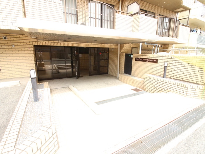 物件外観写真3　(エントランス部分)