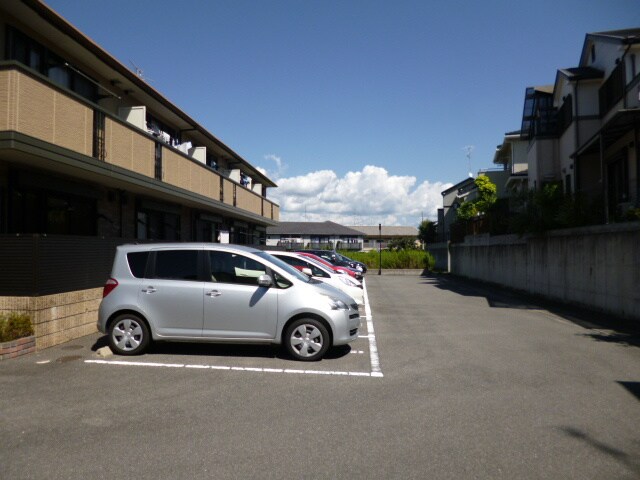物件外観写真3　(駐車場)