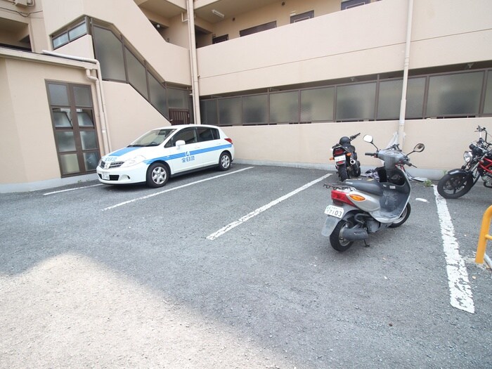 物件外観写真4　(駐車場)