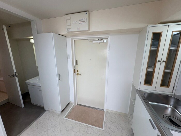 物件内観写真12　(玄関)