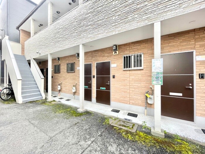 物件外観写真2　(エントランス部分)