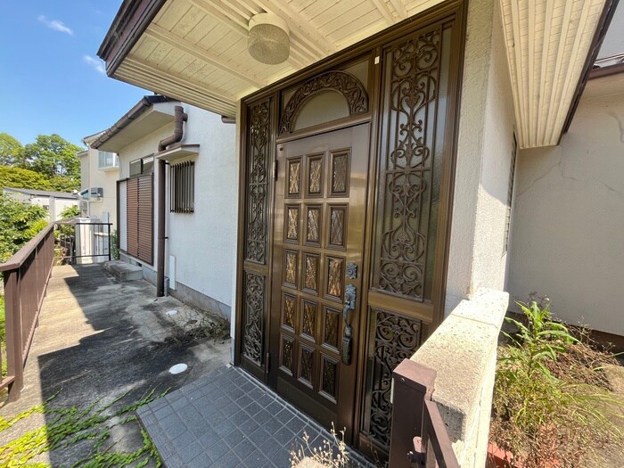 物件外観写真2　(エントランス部分)