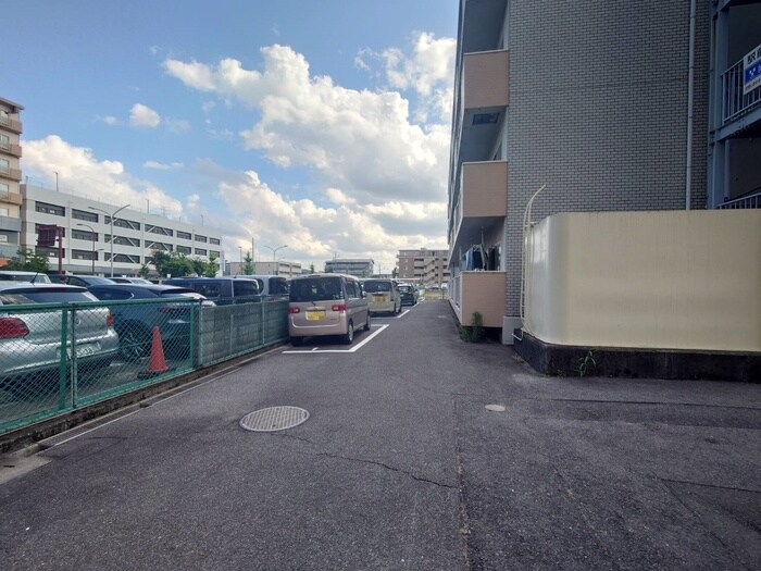 物件外観写真3　(駐車場)