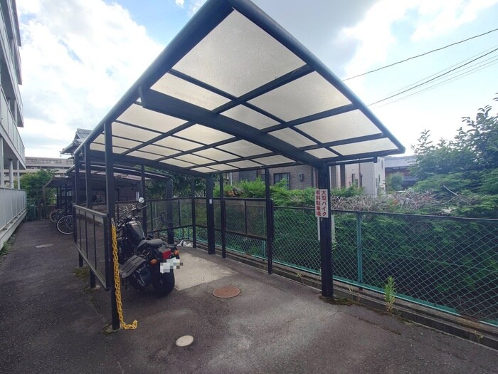 物件外観写真5　(バイク置き場)