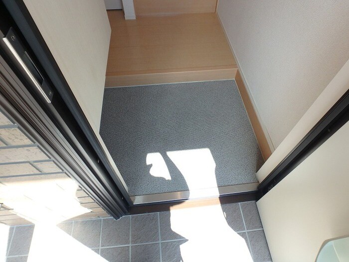 物件内観写真12　(玄関)