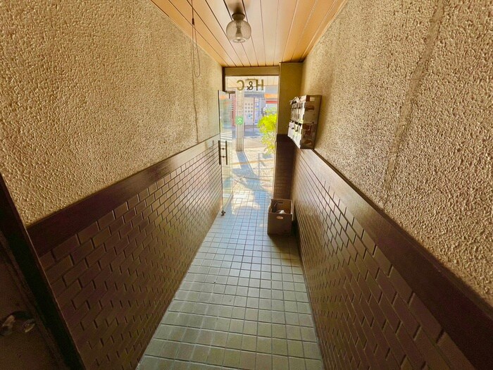 物件外観写真6　(エントランス部分)