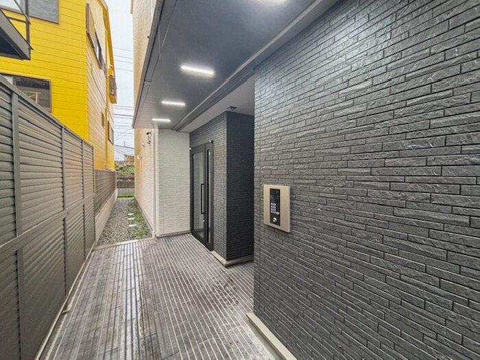 物件外観写真2　(エントランス部分)