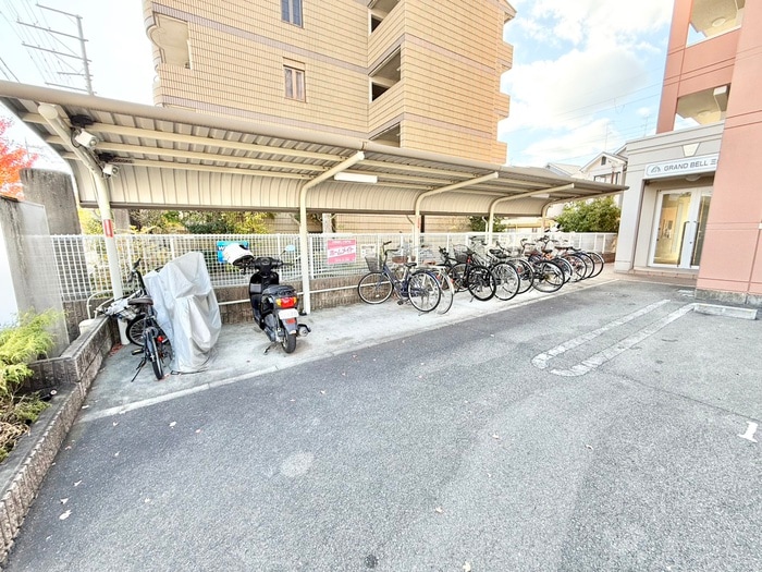 物件外観写真3　(駐輪場)