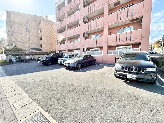 物件外観写真4　(駐車場)