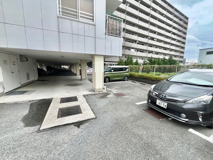 物件外観写真2　(駐車場)