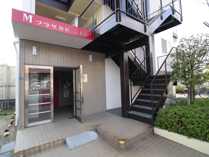 物件外観写真2　(エントランス部分)