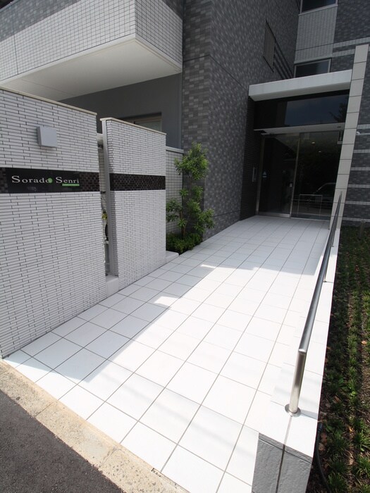 物件外観写真4　(エントランス部分)