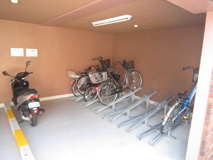 物件外観写真3　(駐輪場)