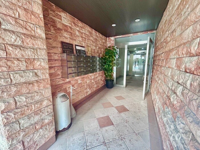 物件外観写真5　(エントランス部分)