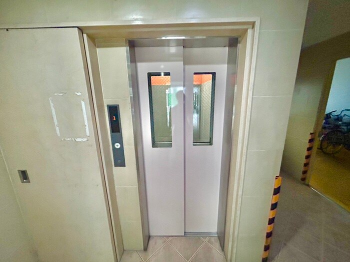 物件外観写真6　(エントランス部分)