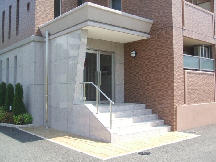 物件外観写真2　(エントランス部分)