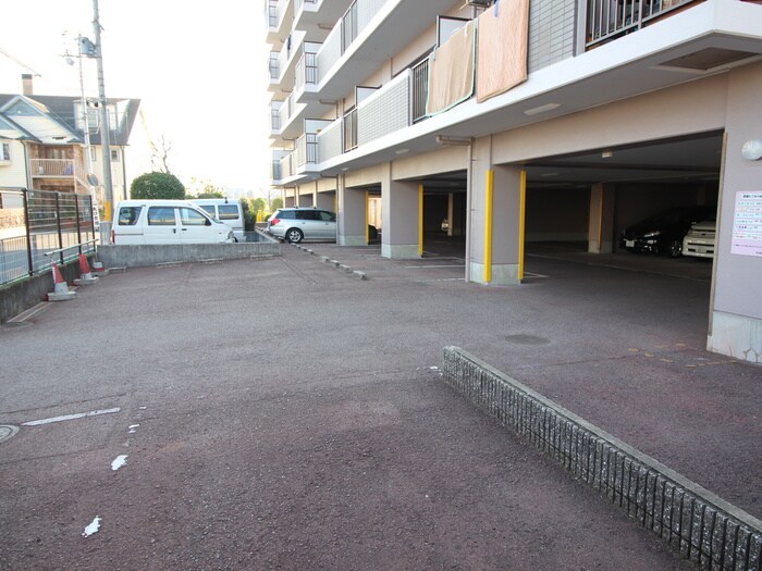 物件外観写真3　(駐車場)