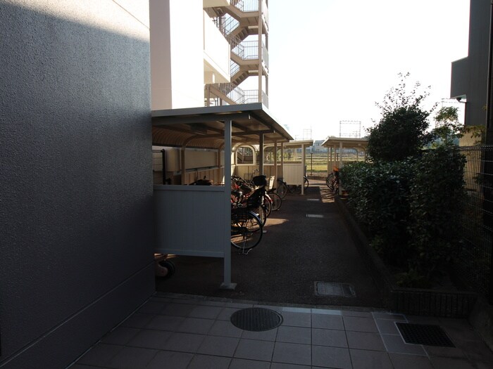 物件外観写真4　(駐輪場)