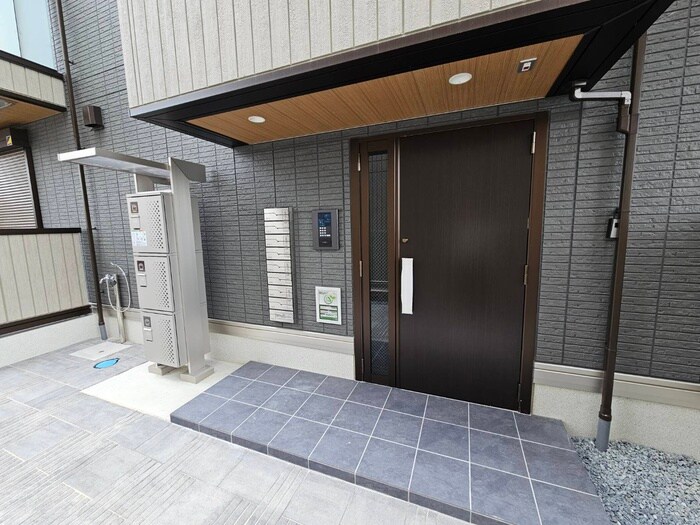 物件外観写真2　(エントランス部分)