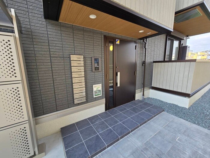 物件外観写真3　(エントランス部分)