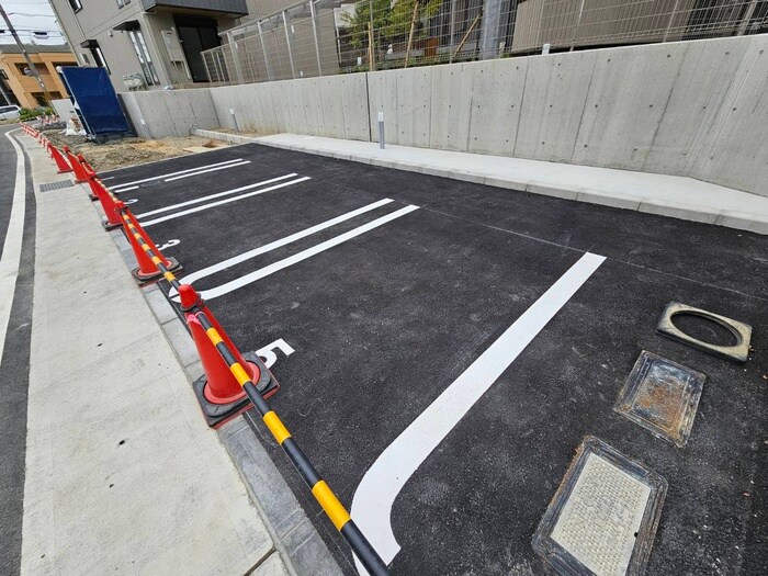 物件外観写真5　(駐車場)