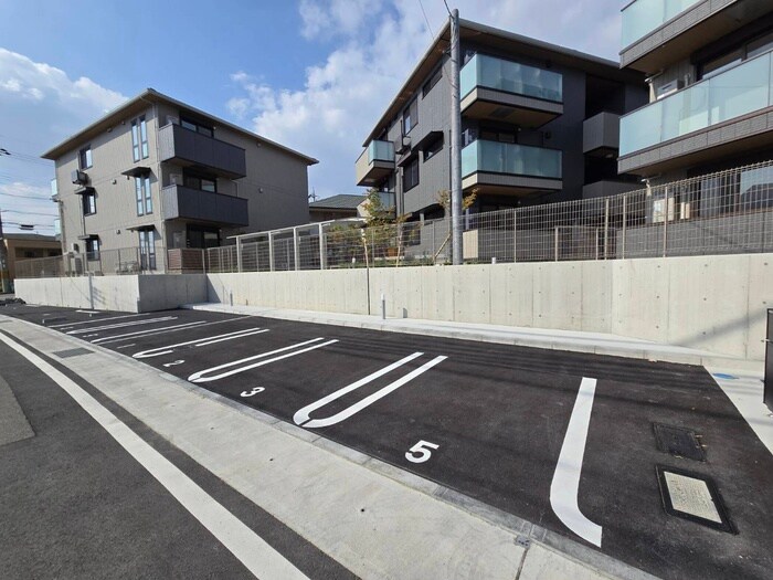 物件外観写真6　(駐車場)
