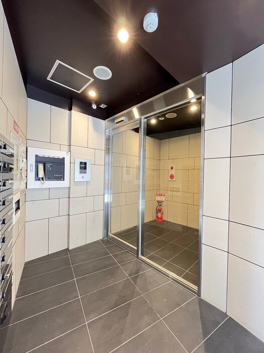 物件外観写真6　(エントランス部分)