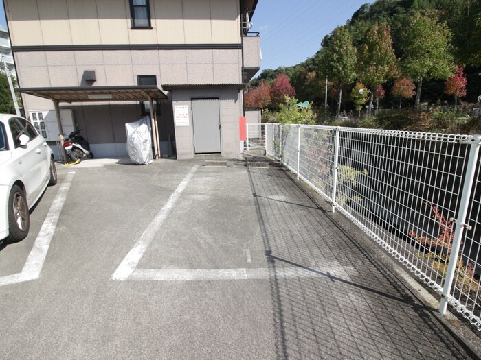 物件外観写真3　(駐車場)