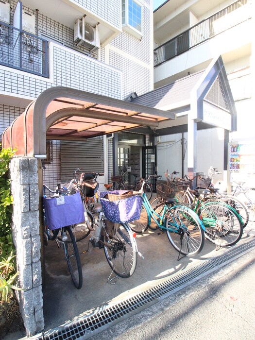 物件外観写真4　(駐輪場)