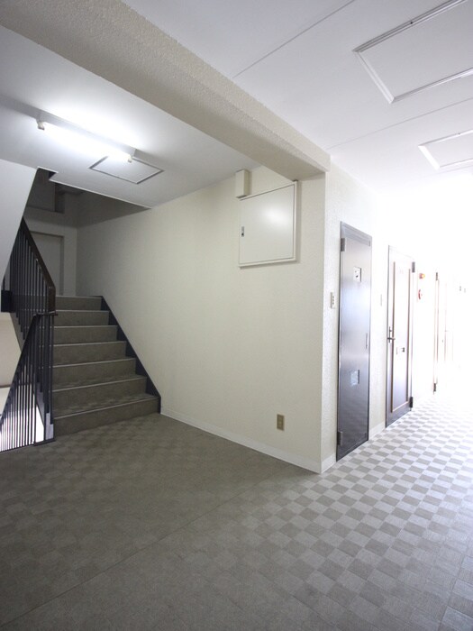 物件外観写真6　(エントランス部分)