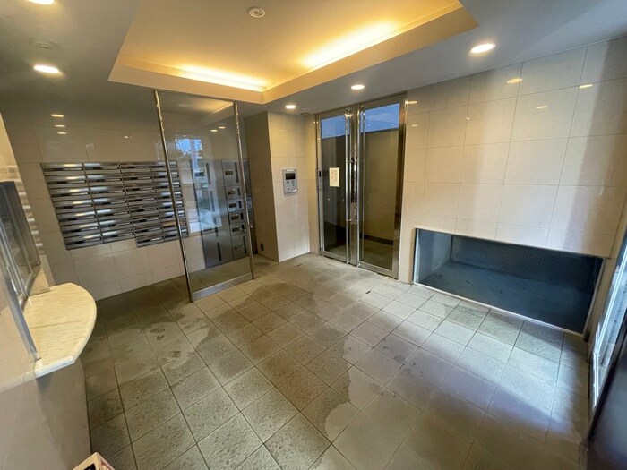 物件外観写真5　(エントランス部分)