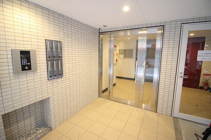 物件外観写真3　(エントランス部分)