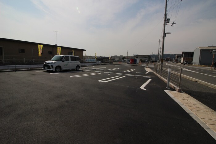 物件外観写真6　(駐車場)